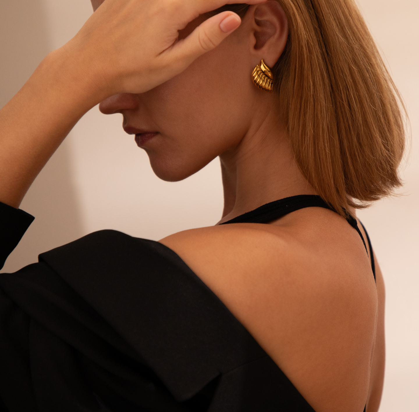 Curve Ribbed Studs - www.Shopthatapp.com