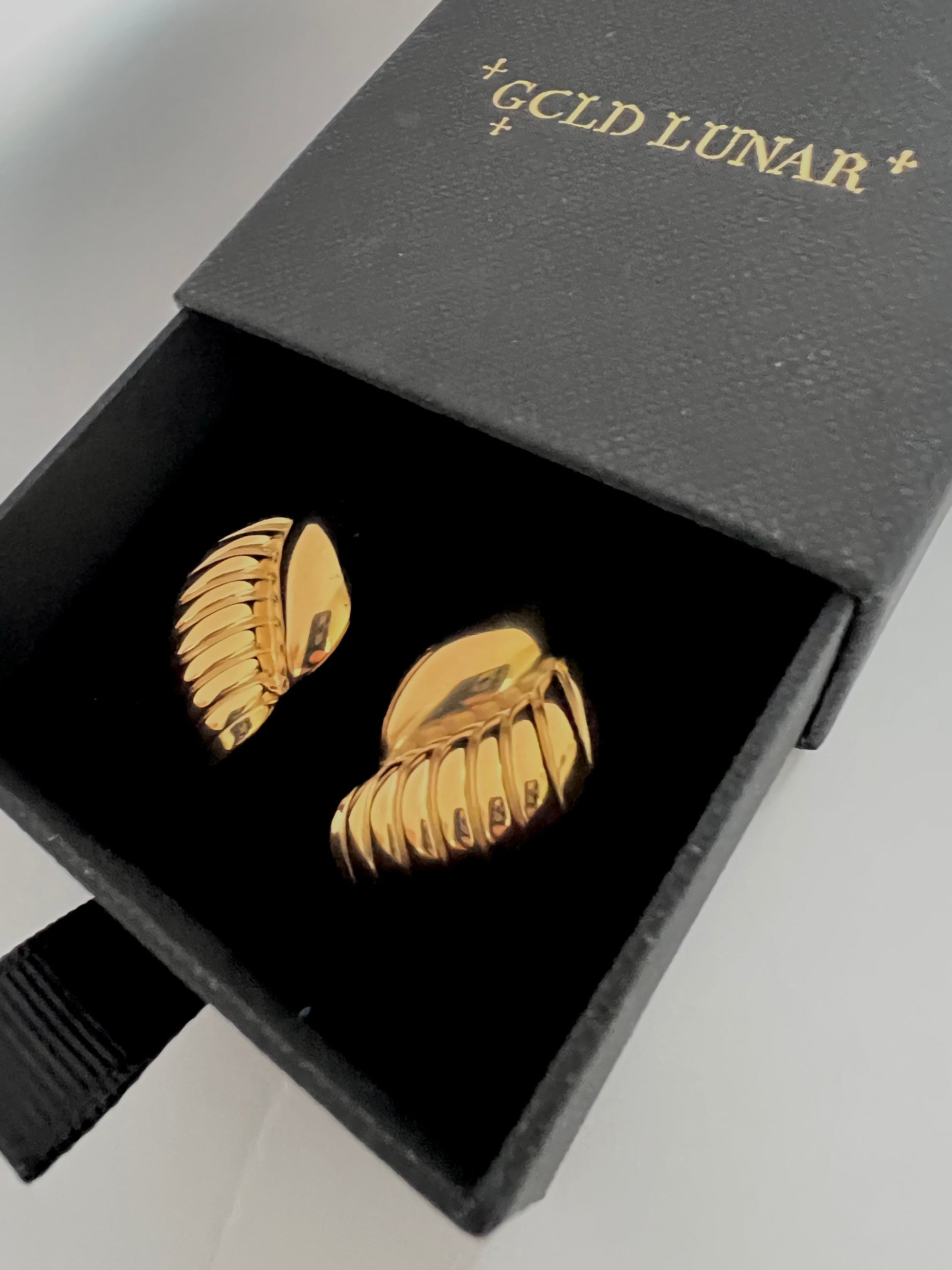 Curve Ribbed Studs - www.Shopthatapp.com