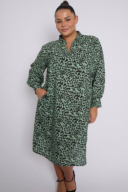 Robe Eliana grande taille verte à imprimé animal avec col et poches