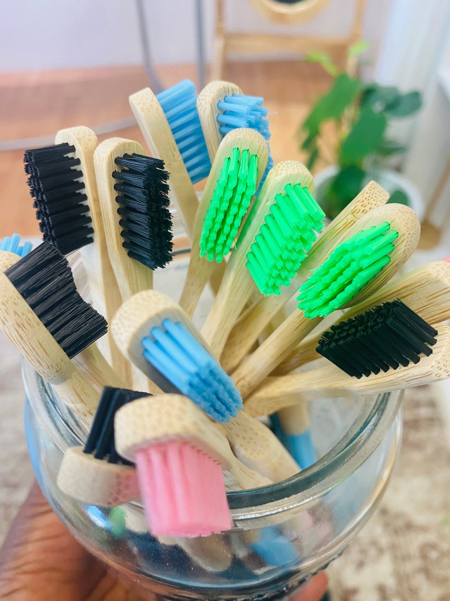 Brosses à dents en bambou biodégradables - 4 couleurs uniques