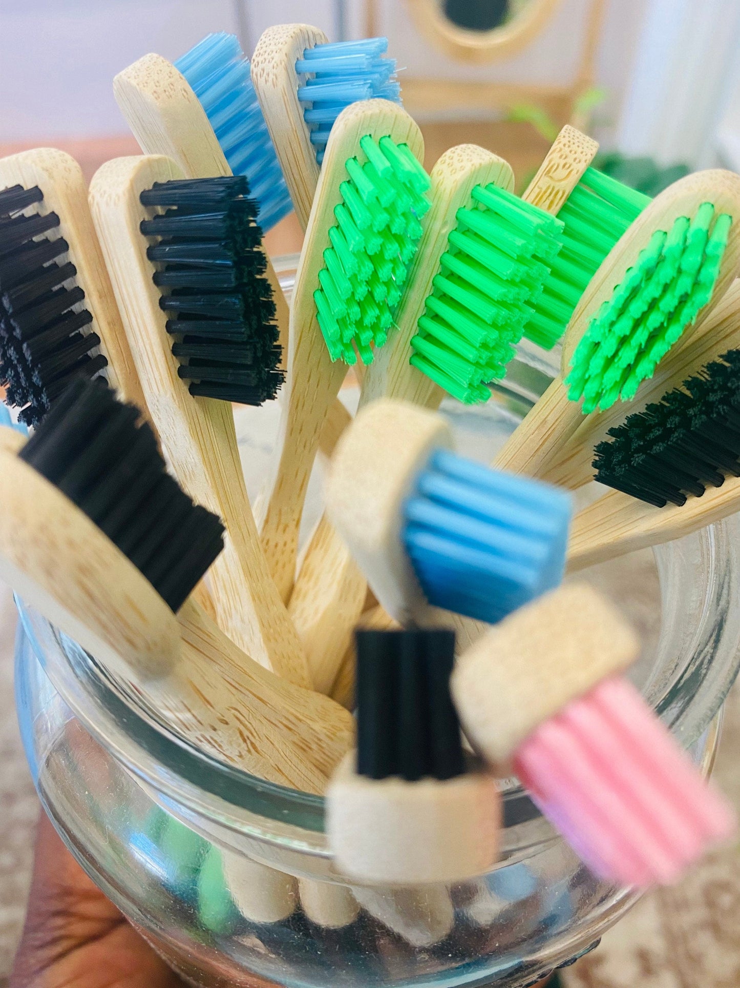 Brosses à dents en bambou biodégradables - 4 couleurs uniques