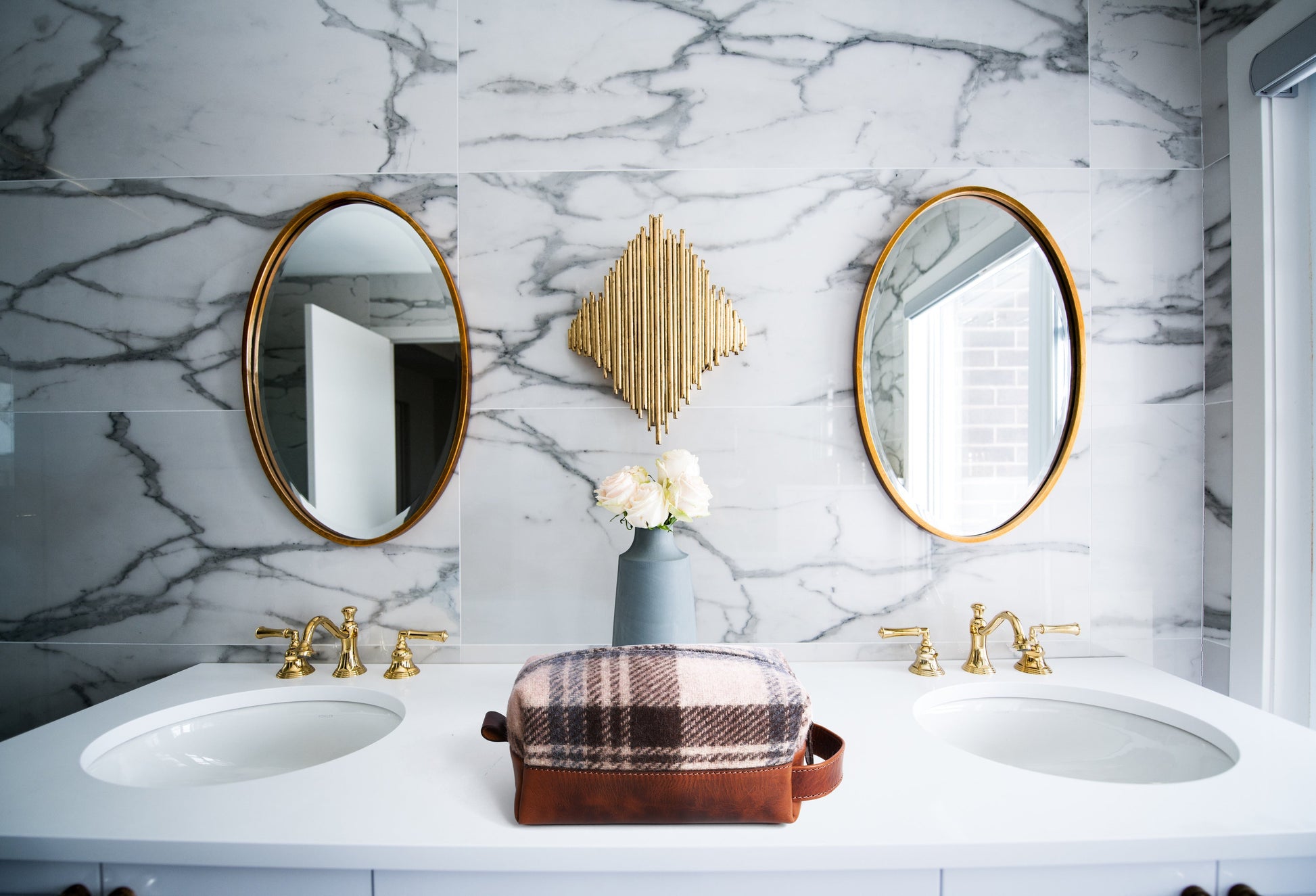 Manchester Leather Toiletry Bag - www.Shopthatapp.com