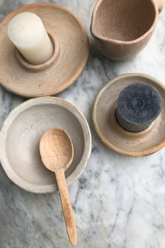 Ensemble de bougeoirs en poterie et ramequins en terre cuite