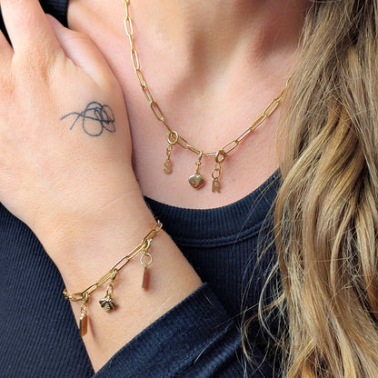 Goldenes Armband mit Büroklammer-Charms
