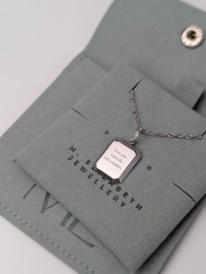 Collier avec étiquette vintage gravée sur mesure