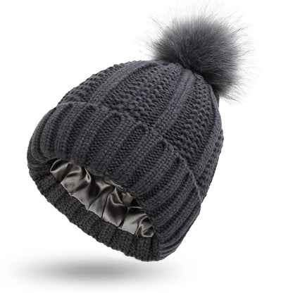 Bonnet en laine doublé de satin avec pompon en fausse fourrure