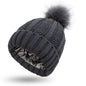 Bonnet en laine doublé de satin avec pompon en fausse fourrure