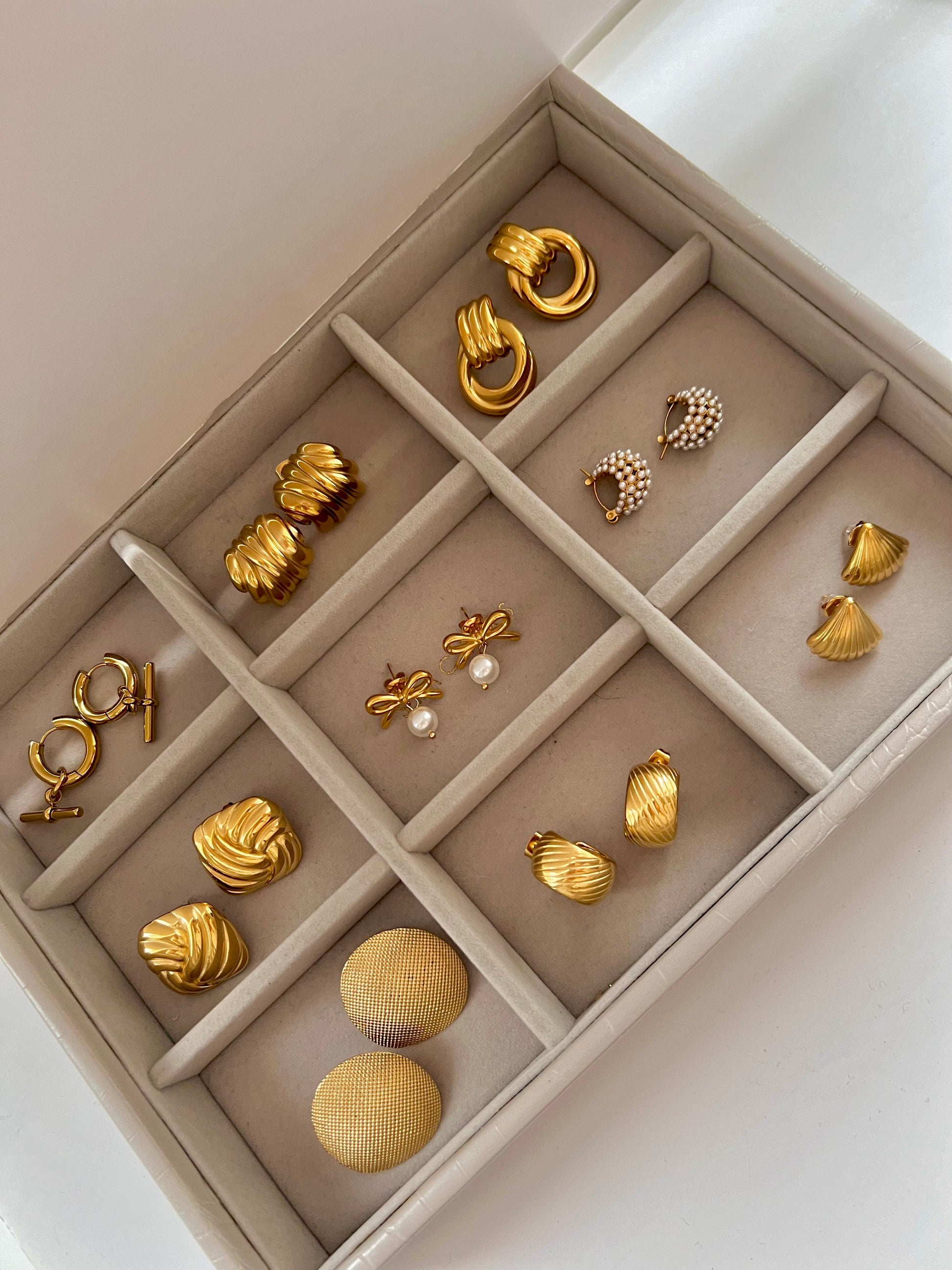 Oversized Curve Studs - www.Shopthatapp.com