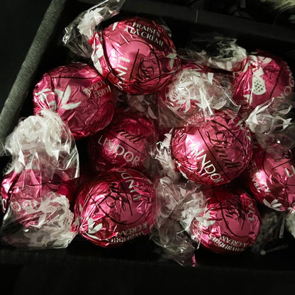 Lindt Lindor & Yankee Candle Signature Chocolate Bouquet With Pink Roses-Food and beverage-www.Shopthatapp.com-HamperWell