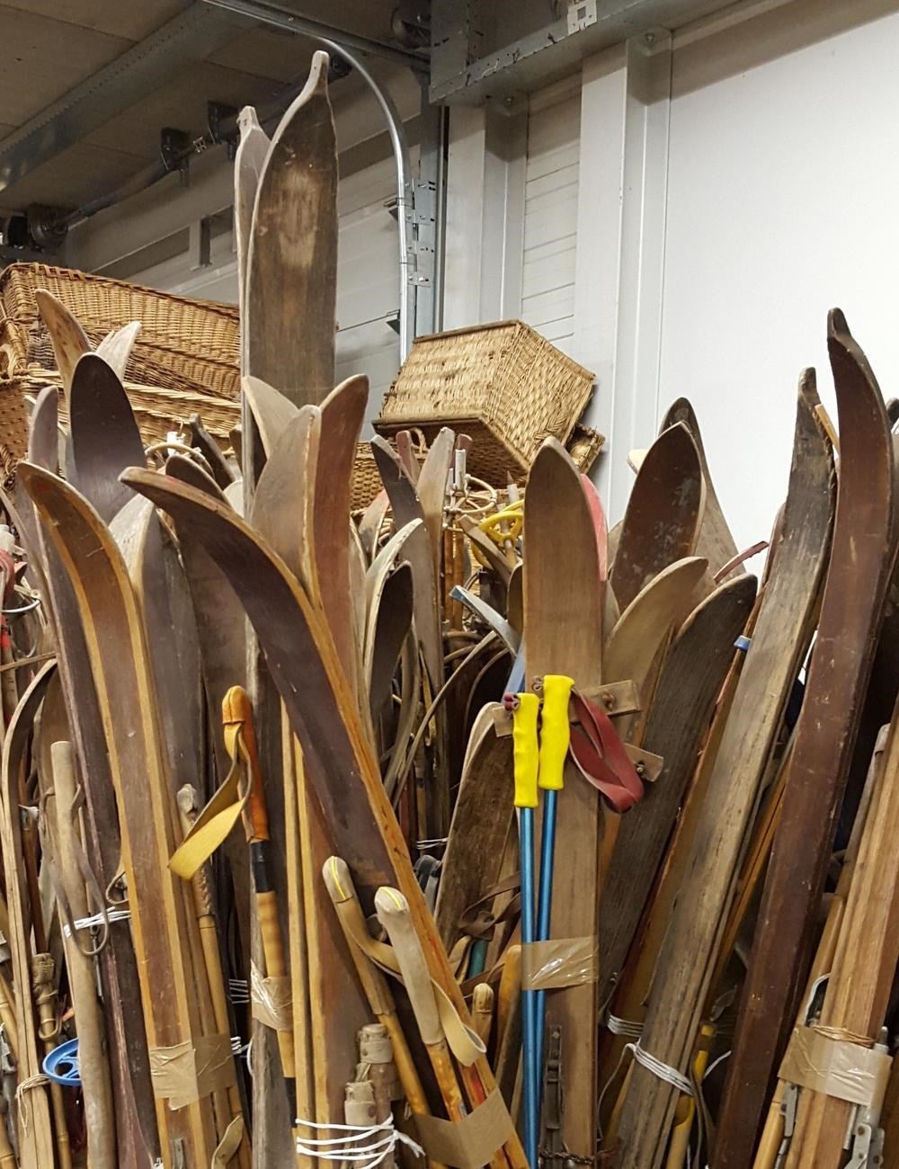 Antike Skier mit Stöcken, Erwachsenengröße