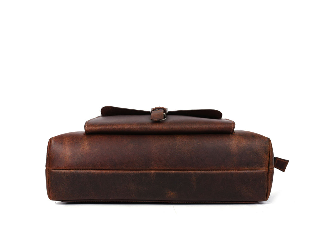 Voyager Leather Tote - www.Shopthatapp.com